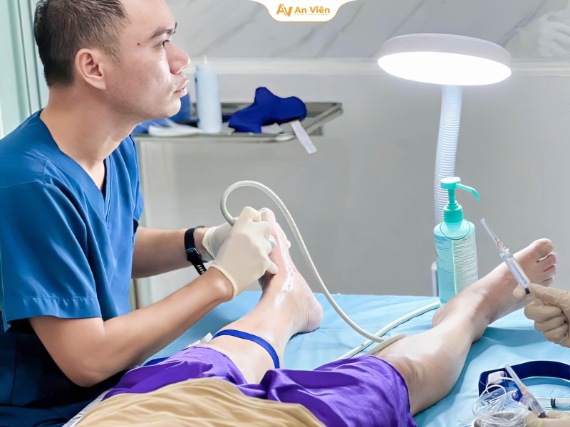 Đứng không nổi quá 10 phút, tưởng phải sống chung với bệnh: Hành trình lấy lại đôi chân tự tin tại Tĩnh mạch An Viên 8 Bác sĩ thăm khám và điều trị