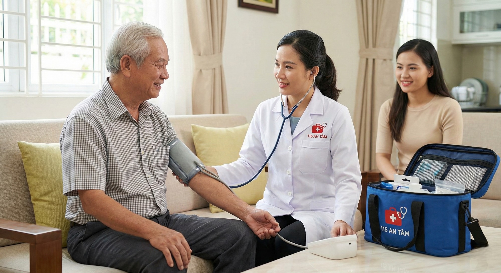 Bác sĩ 115 An Tâm đang khám bệnh tại nhà cho bệnh nhân